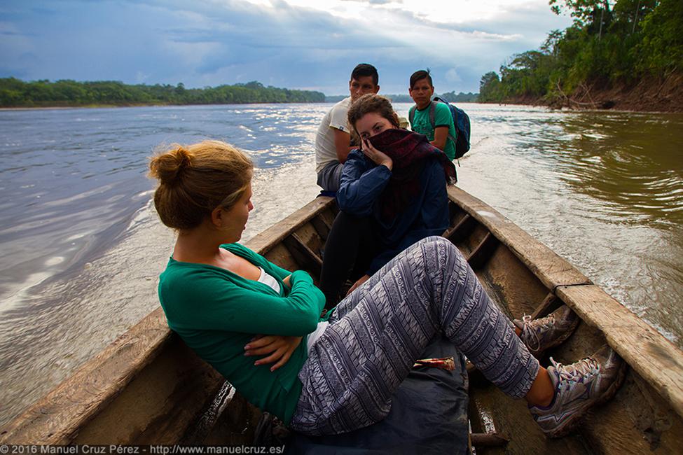 Navegando por el río Huallaga.